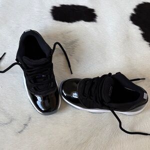 🪐 Air Jordan 11 Space Jam Black Patent Leather Sneakers Youth Size 4